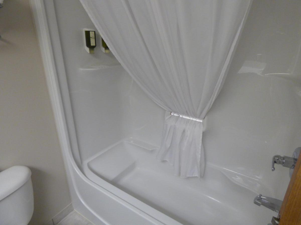 Chateau Logue Hotel Maniwaki Екстер'єр фото