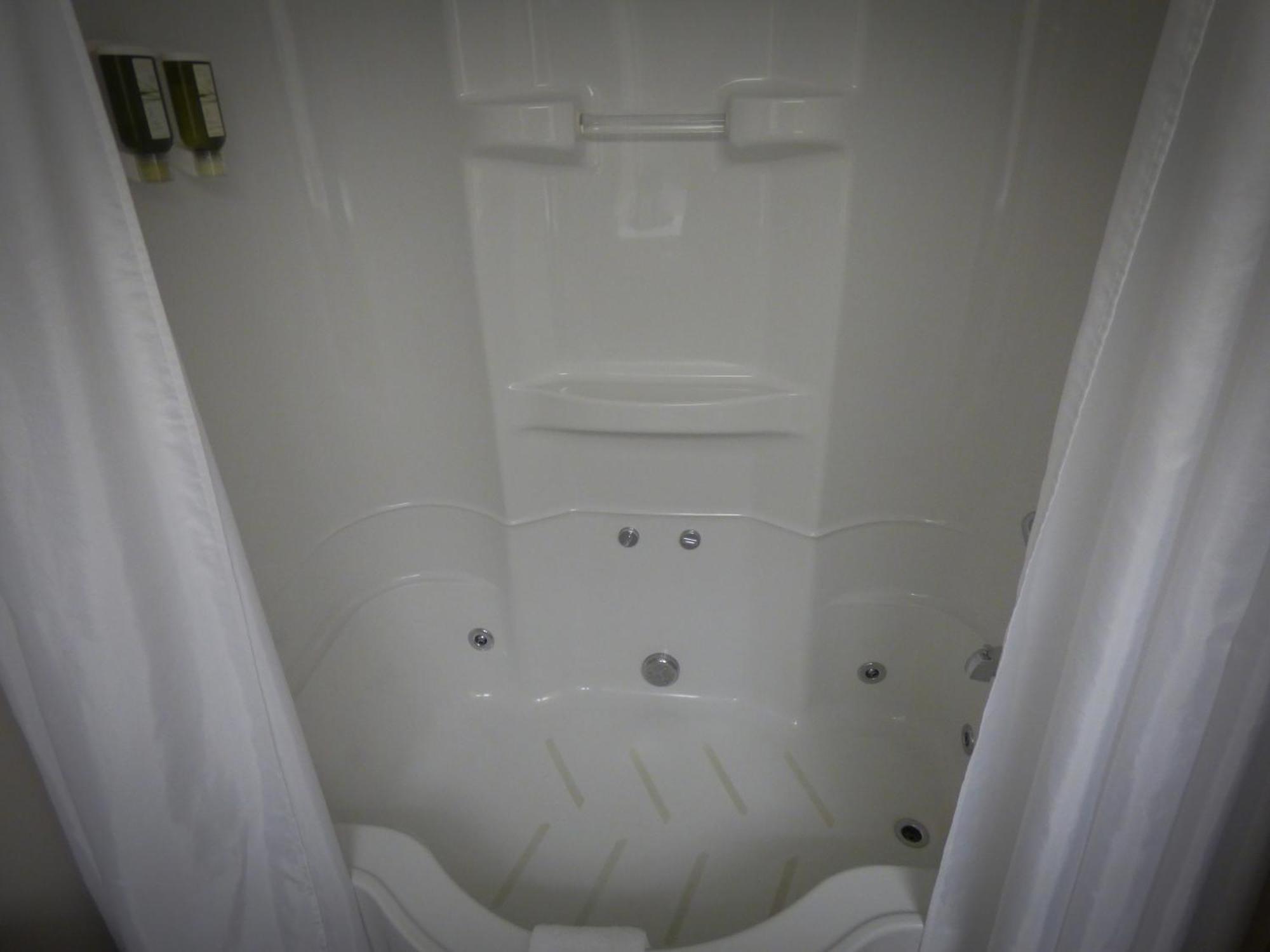 Chateau Logue Hotel Maniwaki Екстер'єр фото