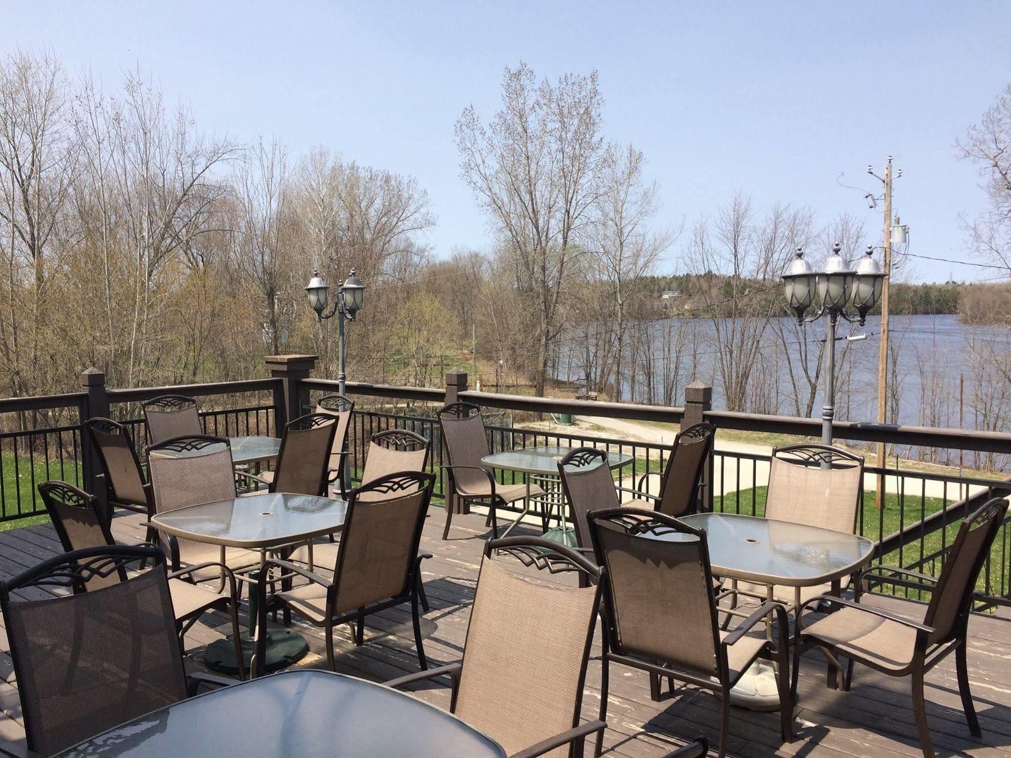 Chateau Logue Hotel Maniwaki Екстер'єр фото